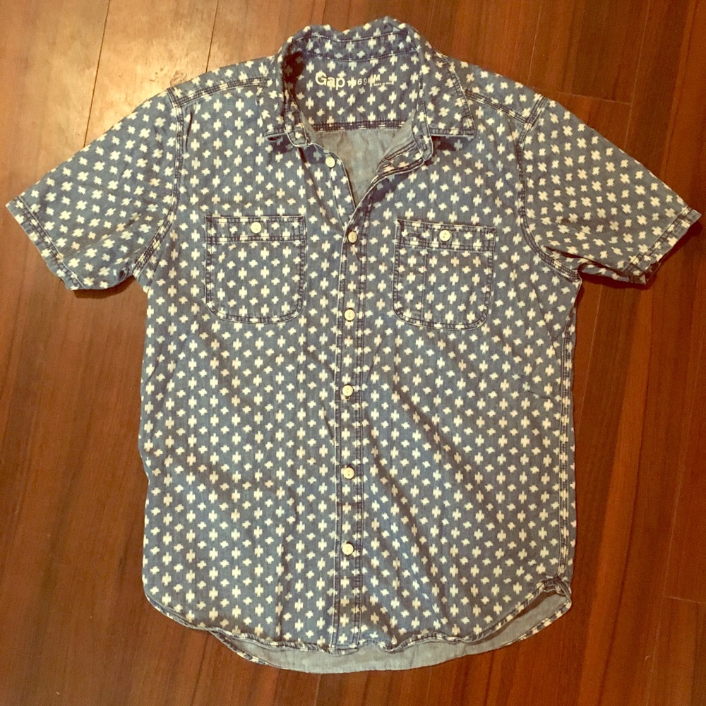 GAP men’s button up tee
